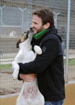 Fernando Tejero, con un perro. (Foto: EFE)