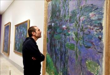 Un hombre observa la obra 'Nenúfares' (1916-1919) que forma parte de la exposición 'Monet y la Abstracción'. (Foto: MANUEL H. DE LEÓN)
