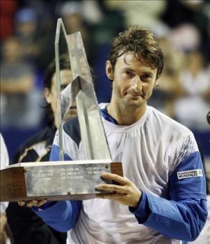 El español Juan Carlos Ferrero posa con su trofeo. (Foto: LEO LA VALLE)