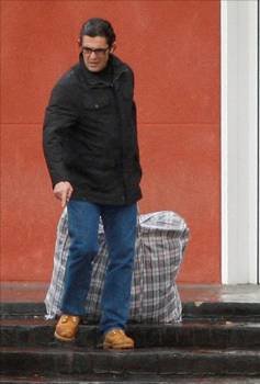 El agresor del profesor Jesús Neira, Antonio Puerta, abandonando la prisión. (Foto: JUAN CARLOS HIDALGO)