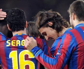 El jugador del FC Barcelona Zlatan Ibrahimovic celebra junto a sus compañeros tras anotar el gol del empate.