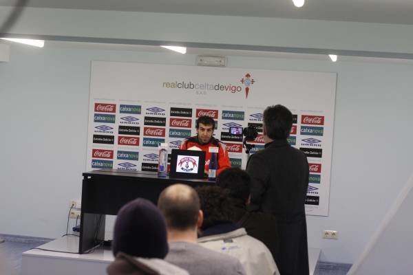 Roberto Trashorras compareció ayer ante los medios en las instalaciones de A Madroa. Foto: j.v. landín
