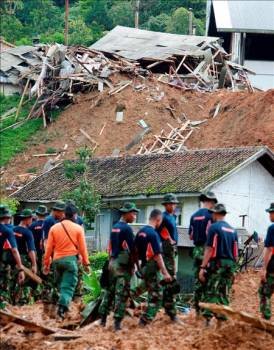 Miembros de los servicios de emergencia intentan encontrar supervivientes tras producirse un desprendimiento de tierras en Tenjolaya. (Foto: ADI WEBA)