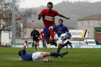José Ángel Arenas salta por encima de un rival del Verín camino de la portería visitante.