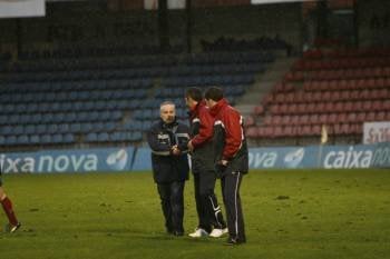 Fonsi Valverde estrecha la mano de Tonino, entrenador del Verín, al final del encuentro. (Foto: Miguel Angel)