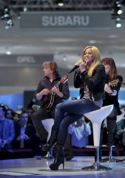 La cantante colombiana Shakira (dcha) actúa en un acto promocional de la marca automovilística Seat.
