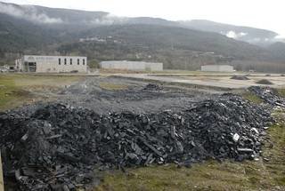 Residuos de pizarra en la parcela asignada a la planta de biomasa
