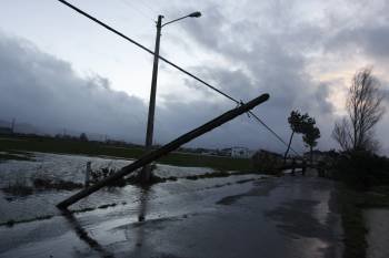 El temporal anegó en Xinzo miles de hectáreas y provocó daños en infraestructuras públicas. (Foto: XESÚS FARIÑAS)