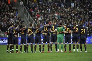 La selección española escucha el himno antes de enfrentarse al conjunto de Francia.
