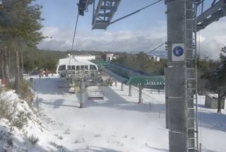 Remonte de la estación de montaña, con las pistas cubiertas de nieve, a finales de febrero