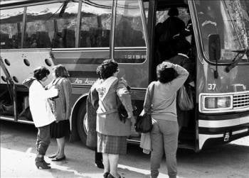 En la fotografía de archivo, del 4 de mayo de 1986, las 112 mujeres de la segunda edición de la caravana de mujeres de Plan abandonan la localidad oscense tras cuatro días de festejos.  (Foto: EFE)
