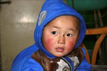 Jing Dan, el niño encadenado a una farola. (Foto: EFE)