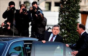 El primer ministro británico, Gordon Brown, en su coche al salir de la oficina de la comisión independiente que investiga la guerra de Irak, el viernes. (Foto: ANDY RAIN)
