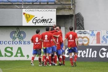 Los jugadores del C.D. Ourense celebran el primer gol ante el Vilalonga, obra de Arenas.
