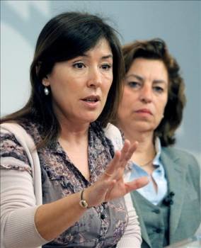 La conselleira de Trabajo, Beatriz Mato, y la directora general de Fomación y Colocación, Ana María Díaz López. (Foto: LAVANDEIRA JR.)