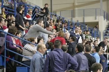 Un momento de los incidentes durante el partido que enfrentaba al Melilla y el Menorca (Foto: MELILLA HOY)