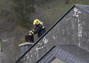 Un bombero realiza trabajos en el tejado