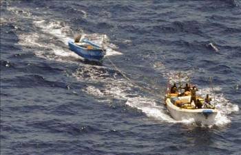 Fotografía facilitada el pasado día 6 por el Ministerio de Defensa en la que se ve a varios presuntos piratas somalíes a bordo de un esquife. (Foto: EFE)
