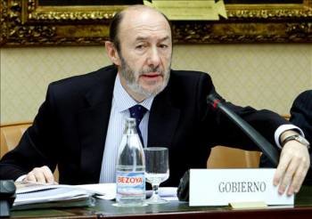 El ministro del Interior, Alfredo Pérez Rubalcaba, druante su comparecencia. (Foto: EFE)