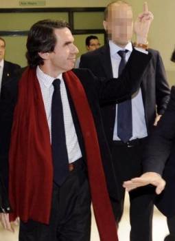 Aznar, haciendo un corte de manga.