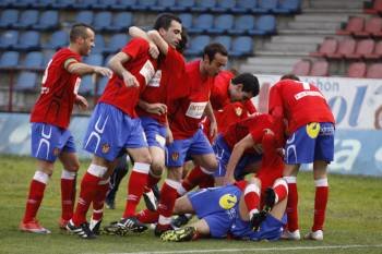 Los jugadores del Ourense festejan uno de los goles logrados en el estadio de O Couto.