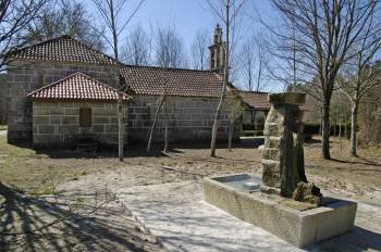 Fuente construida por la concesionaria de la autovía, en el entorno de la capilla de O Marañao. (Foto: MARTIÑO PINAL)