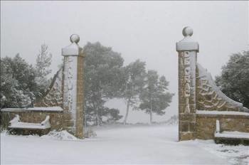 Santuario de Gracia, en el término municipal de Llucmajor, completamente cubierto de nieve. (Foto: EFE)