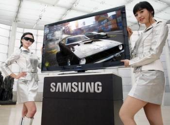 Dos azafatas muestran el plasma en 3D de Samsung. (Foto: ARCHIVO)