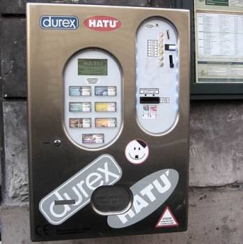 Imagen de archivo de una máquina expendendedora de preservativos.