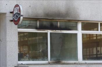  Detalle de los desperfectos en el exterior del edificio y en los cristales de las ventanas de seguridad causados por tres cócteles molotov. (Foto: SALVADOR SAS)