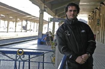 El entrenador del Cortegada, Quique Robles en la estación Empalme de Ourense. (Foto: MARTIÑO PINAL)