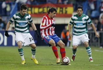 Salvio, del Atlético de Madrid, con el balón entre Veloso y Mendes.