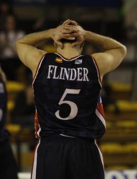 Flander, con los brazos en la cabeza, lamentándose de una acción al final del partido.