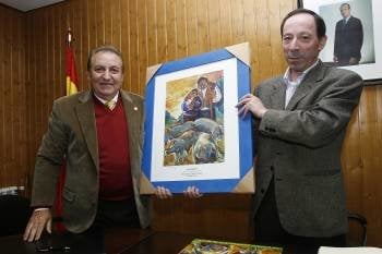 Manuel Prado (derecha) entrega un obsequio a Luis Piñeiro. (Foto: MIGUEL ÁNGEL)
