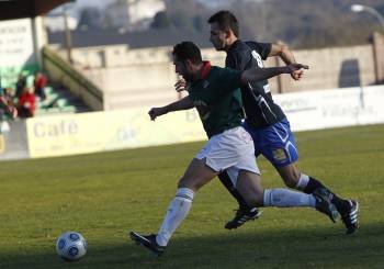 José Ángel Arenas pelea un balón con un rival del Vilalbés. (Foto: EL PROGRESO)