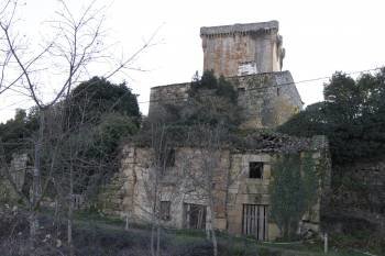Una de las casas ruinosas del pueblo aledaño a la fortaleza de Monterrei. (Foto: XESÚS FARIÑAS)