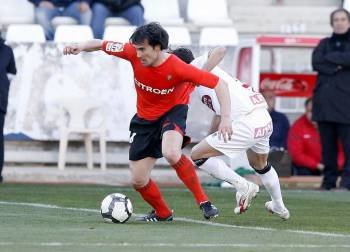 López Garai controla el balón ante un rival. (Foto: AD)