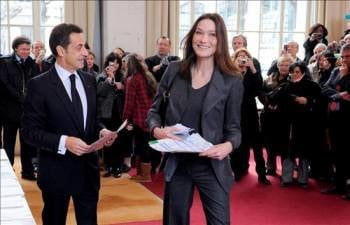 Nicolás Sarkozy y Carla Bruni votan en un colegio electoral en París. (Foto: ERIC FEFERBERG )