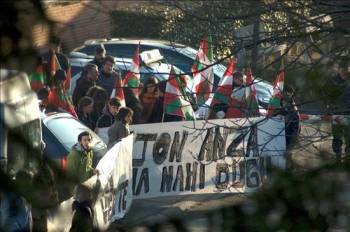 Varias decenas de manifestantes pidieron en Toulouse 'la verdad' sobre el fallecimiento del etarra Jon Anza. (Foto: REMI RIVIERI)