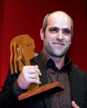 El actor Luis Tosar posa con el galardón al Mejor Actor de Cine, por su papel en la película 'Celda 211'. (Foto: ALBERTO MARTÍN)