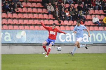  Sanginés intenta regatear a un rival en el 2-1 del Ourense ante el Vilalonga. (Foto: MIGUEL ÁNGEL)