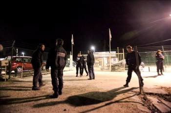 Un grupo de gendarme en el lugar donde se produjo el asesinato. (Foto: ARNAUD JOURNOIS)