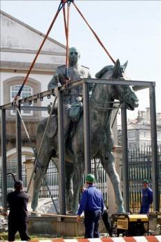 Trabajadores del arsenal ferrolano realizan los trabajos para liberar la estatua ecuestre de Francisco Franco de su pedestal. (Foto: KIKO)