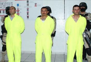 Miembros del Ejército custodian a tres acusados de varios homicidios en Ciudad Juárez. (Foto: EFE)