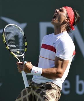 El tenista español Rafael Nadal eufórico tras ganar un match point. (Foto: JOHN G. MABANGLO)