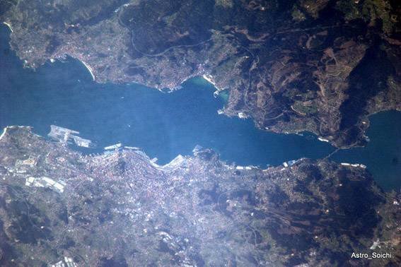 El astronauta fotografió la Ría de Vigo desde el espacio y la colgó en su portal de Twitter.