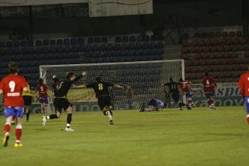Quintairos ve de lejos el gol visitante, con el meta Berto en el suelo. (Foto: MIGUEL ÁNGEL)