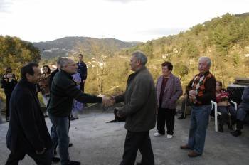 Francisco Rodríguez y García Mata saludan a los vecinos, a los que explicaron ayer el proyecto. (Foto: mart)