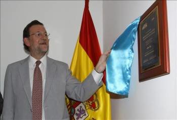Mariano Rajoy descubre una placa durante la inauguración de la sede del PP en Bogotá. (Foto: CARLOS DURÁN)