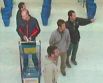 Imagen de vídeo de los cinco etarras. (Foto: EFE)